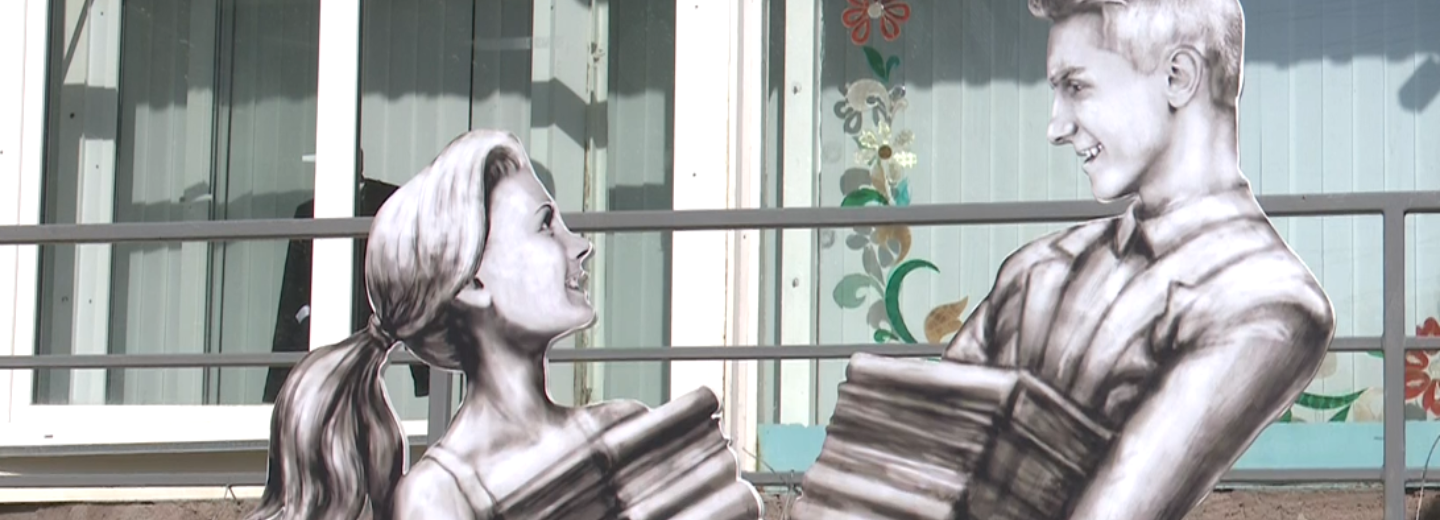 Арт-объект «Читающий район» появился в карманном парке на Колхидской