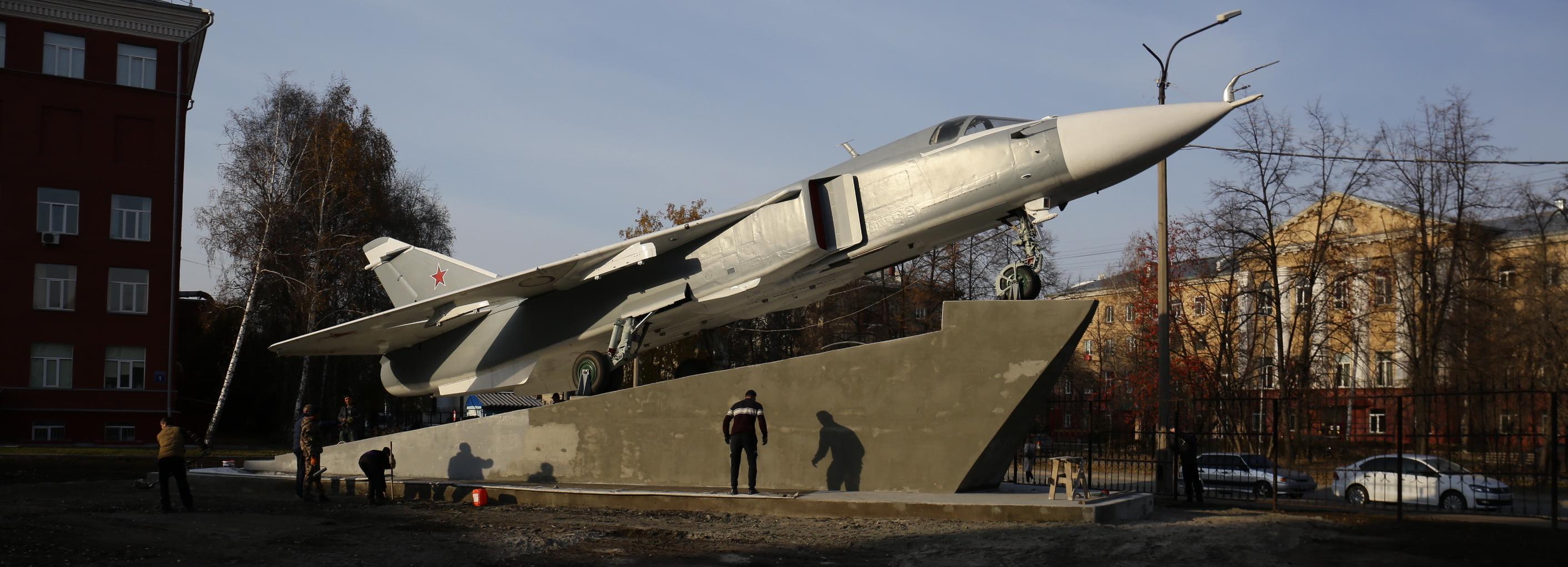В сквере перед НГТУ установили на постамент бомбардировщик Су-24