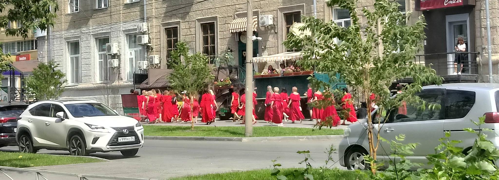 Сотни женщин в красных платьях прошли колонной по Новосибирску