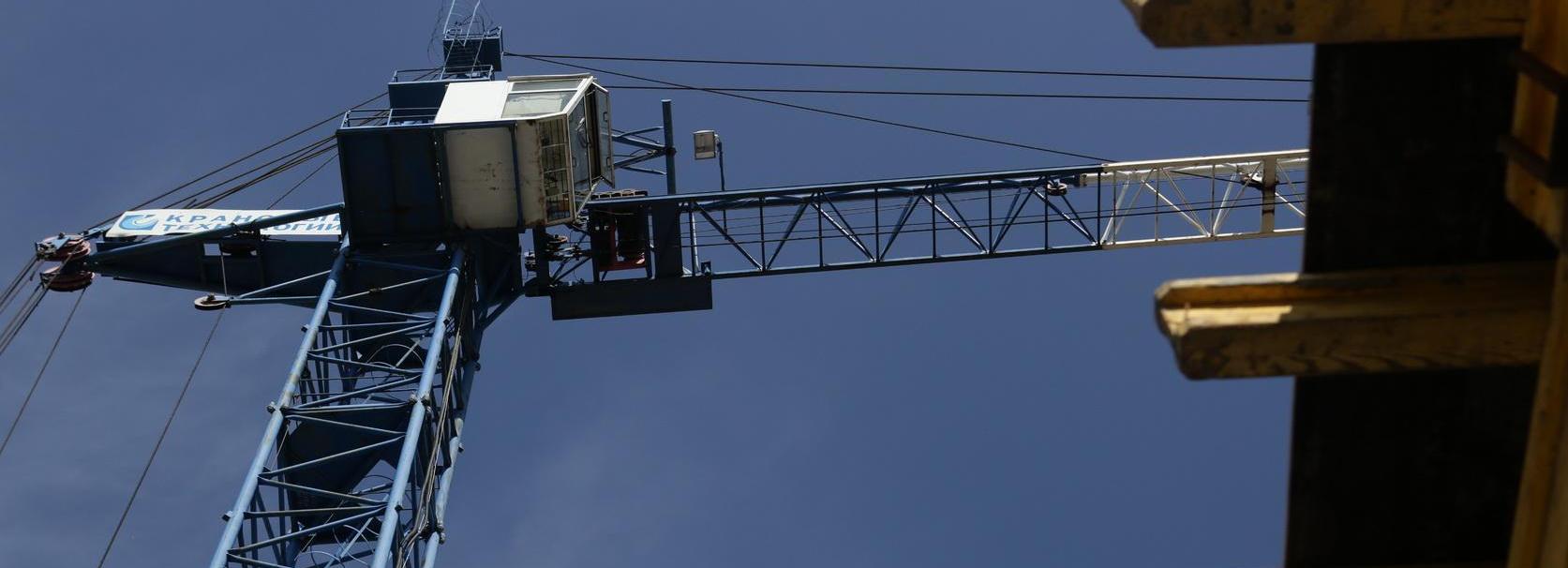 Пациент центра реабилитации залез на башенный кран в Новосибирске