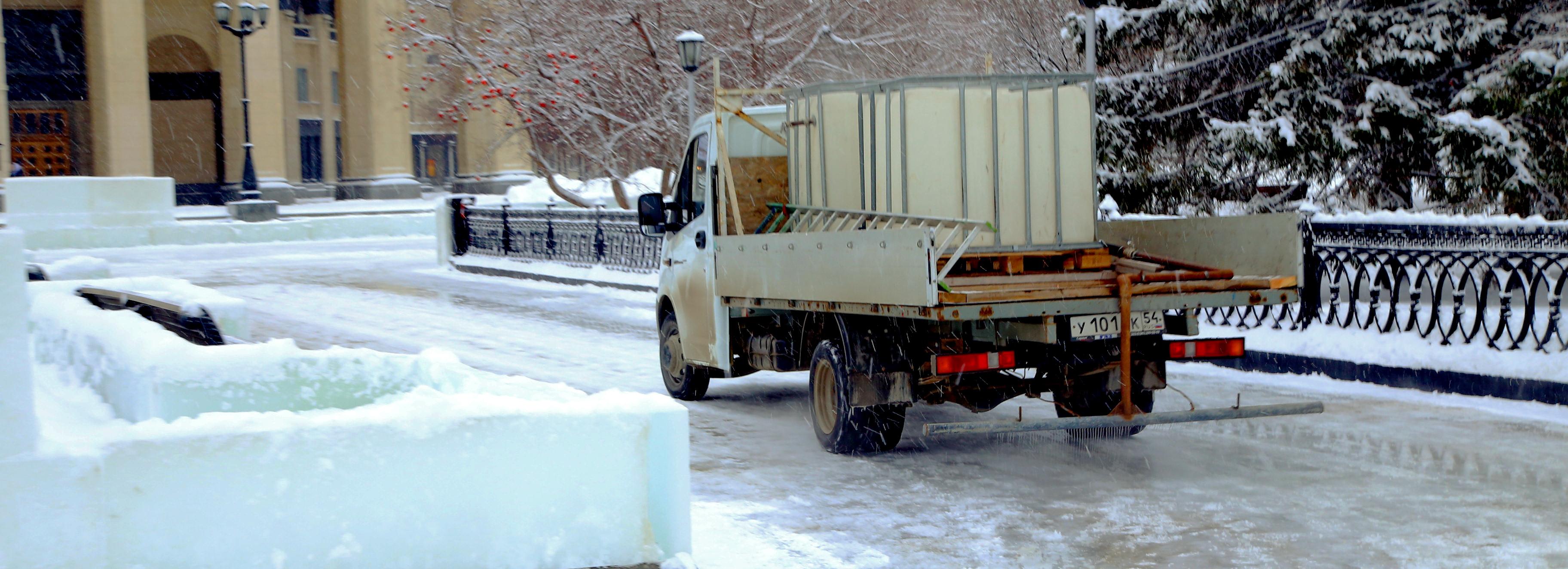 У оперного театра начали заливку главного катка Новосибирска