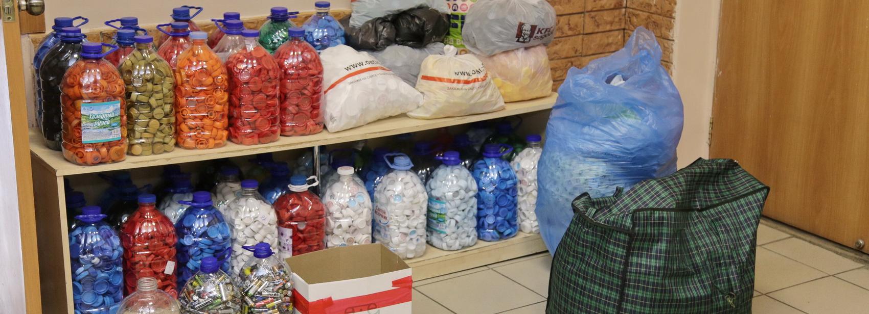 Экоактивисты собрали за год 22,5 тонны ненужных крышечек и батареек