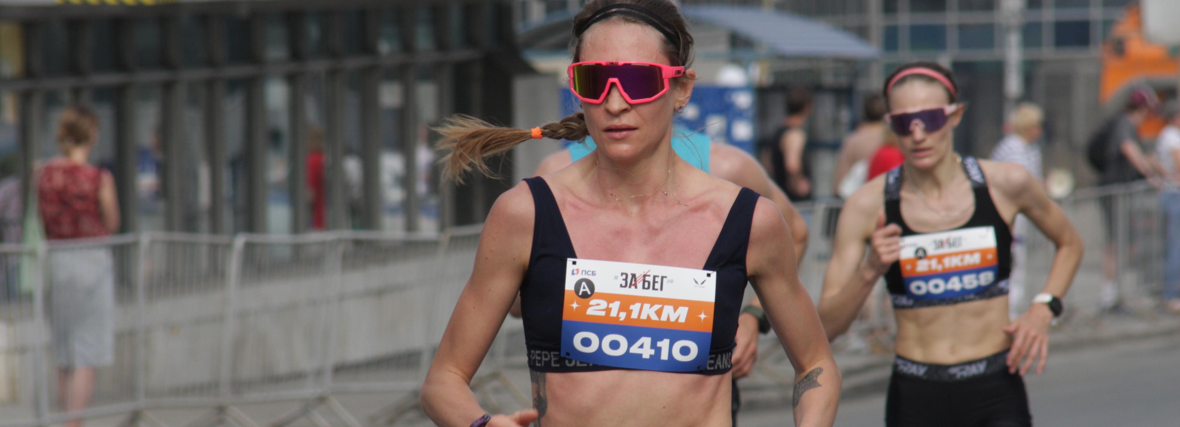 Новосибирцы пробежали полумарафон при аномальной жаре: очень горячие фото