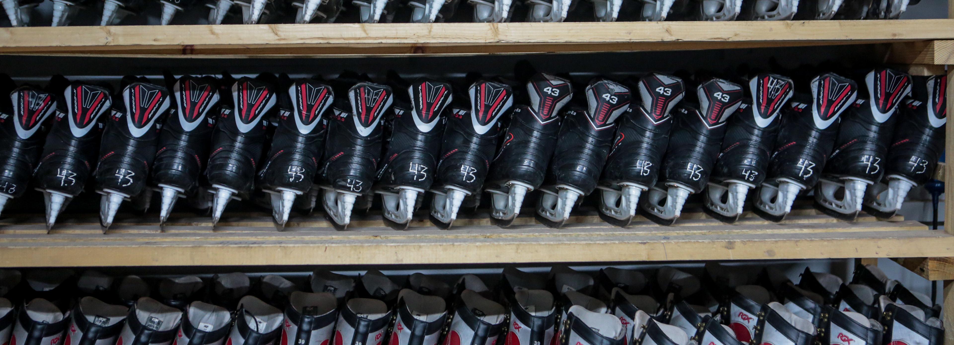 Украшенный мерцающими огнями каток снова открыли в Кировском районе