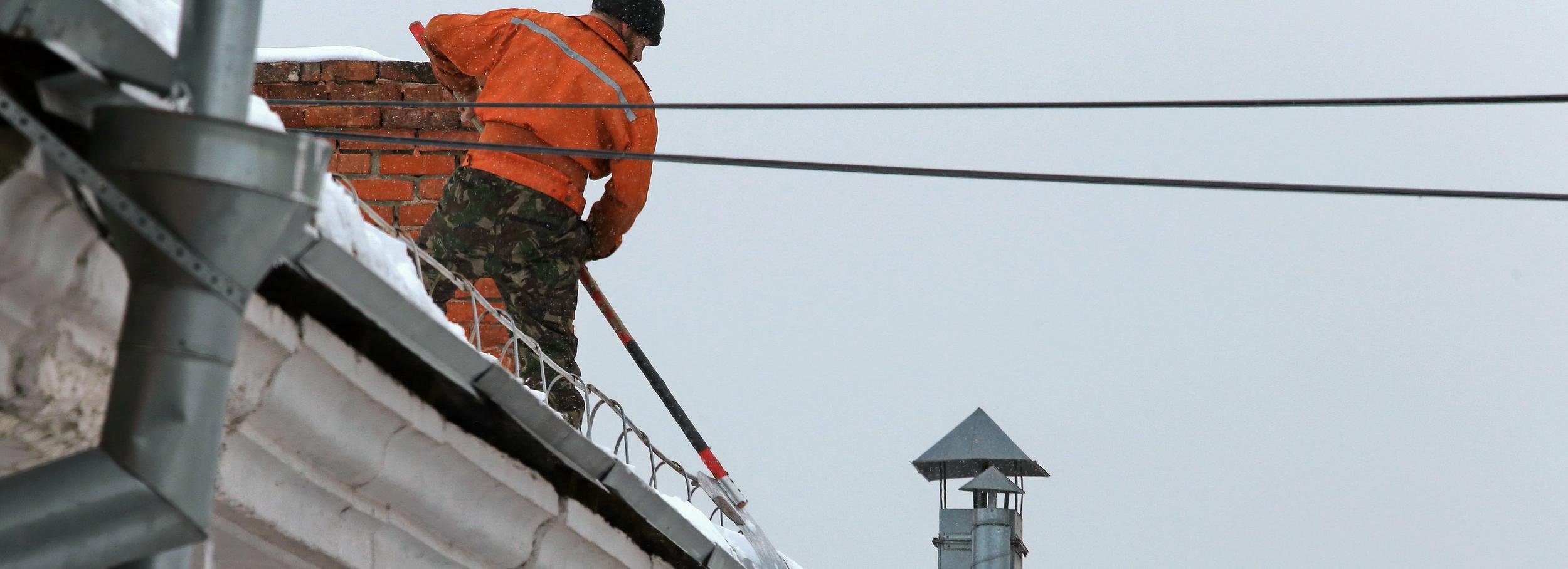 Снег сбросили почти с половины кровель в Новосибирской области