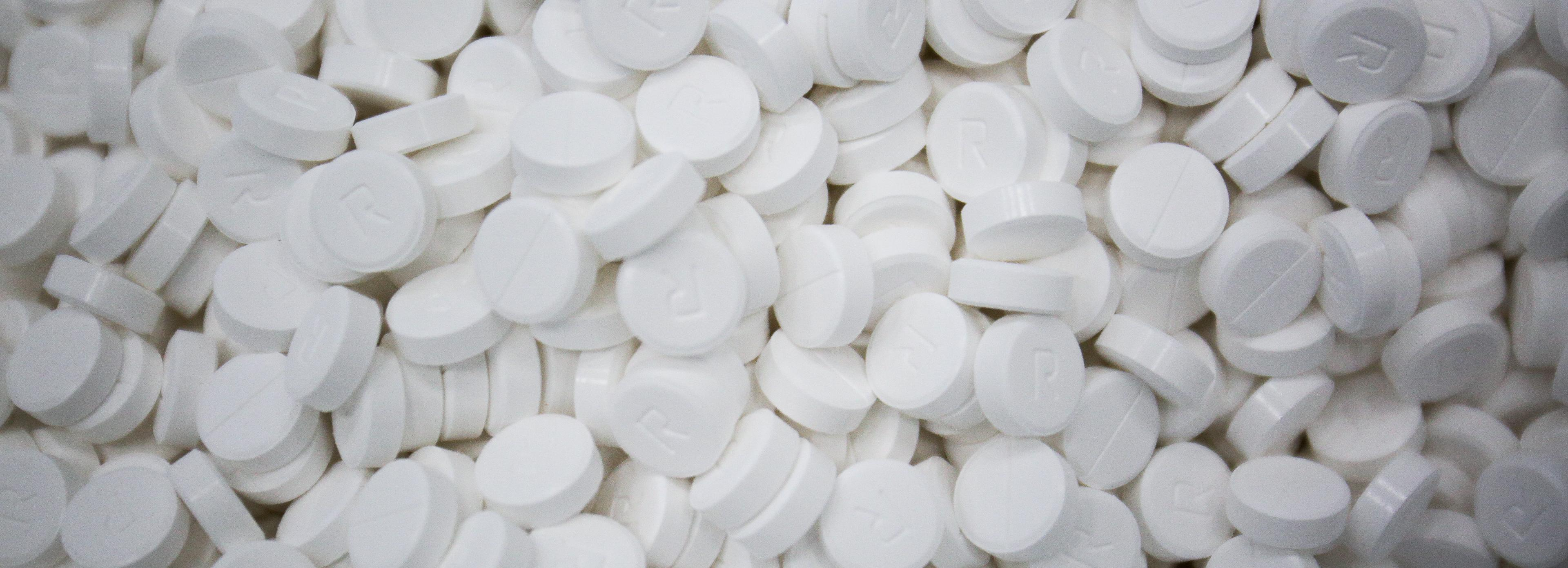 Чем лучше всего запивать таблетки — отвечает доктор химических наук