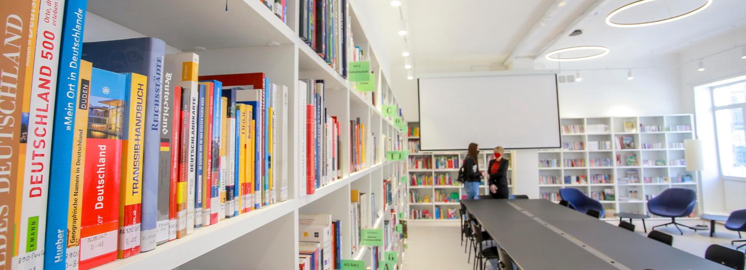 Немецкий зал с эргономичной мебелью открыли в областной библиотеке