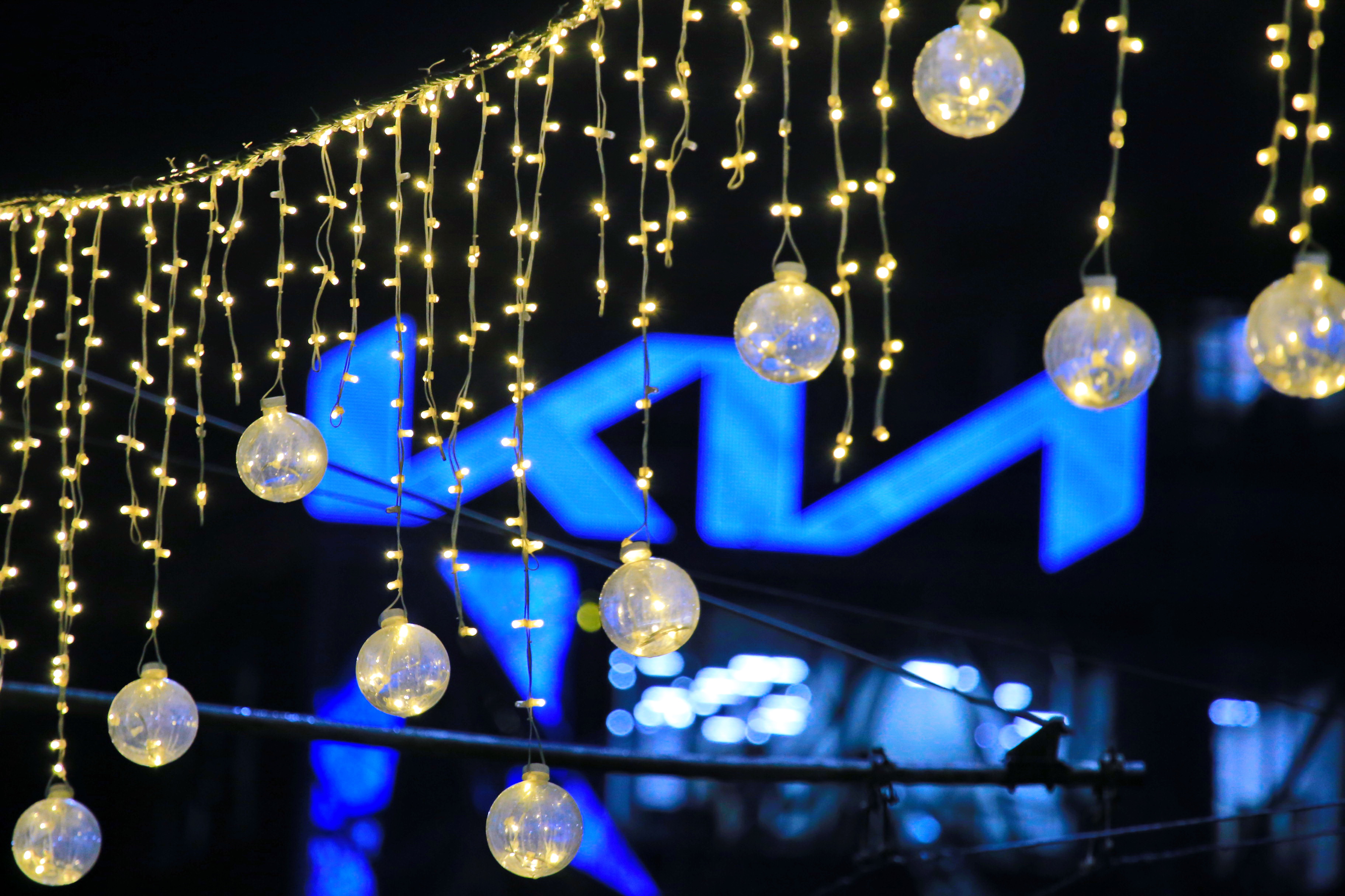 На Красном проспекте развешивают новогоднюю гирлянду