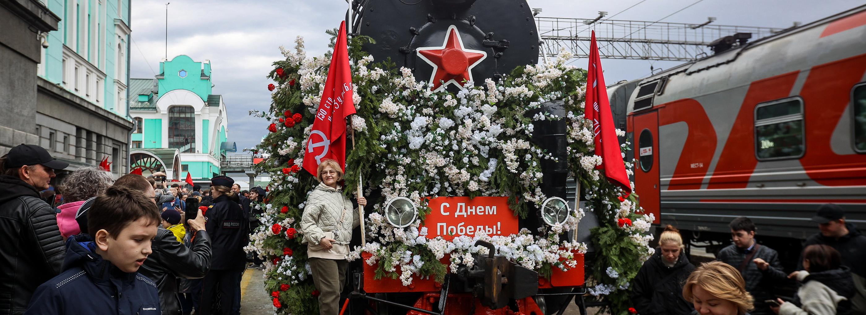 Мэр Кудрявцев с сотнями новосибирцев встретил «Эшелон Победы»