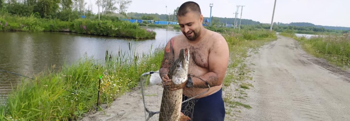 Посмотрите, каких гигантских щук ловят новосибирцы на Оби в разгар лета