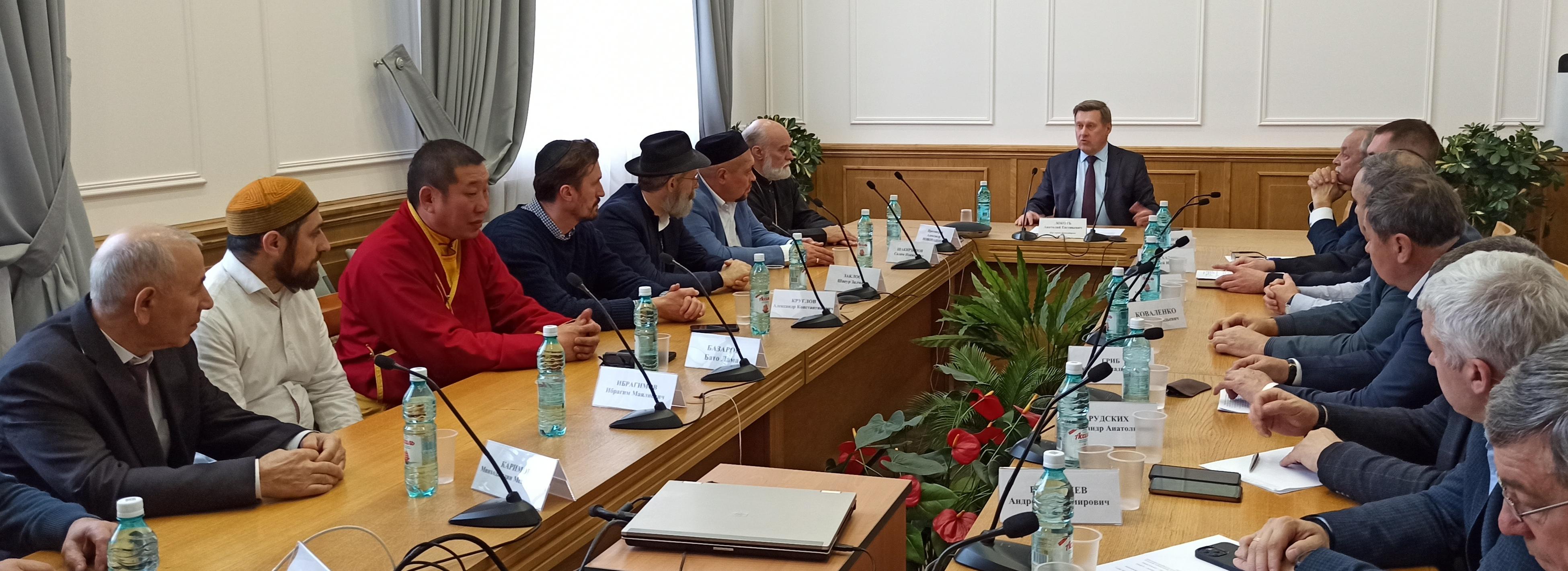 Мэр Локоть: «Сохранять холодную голову, не поддаваться на провокации»