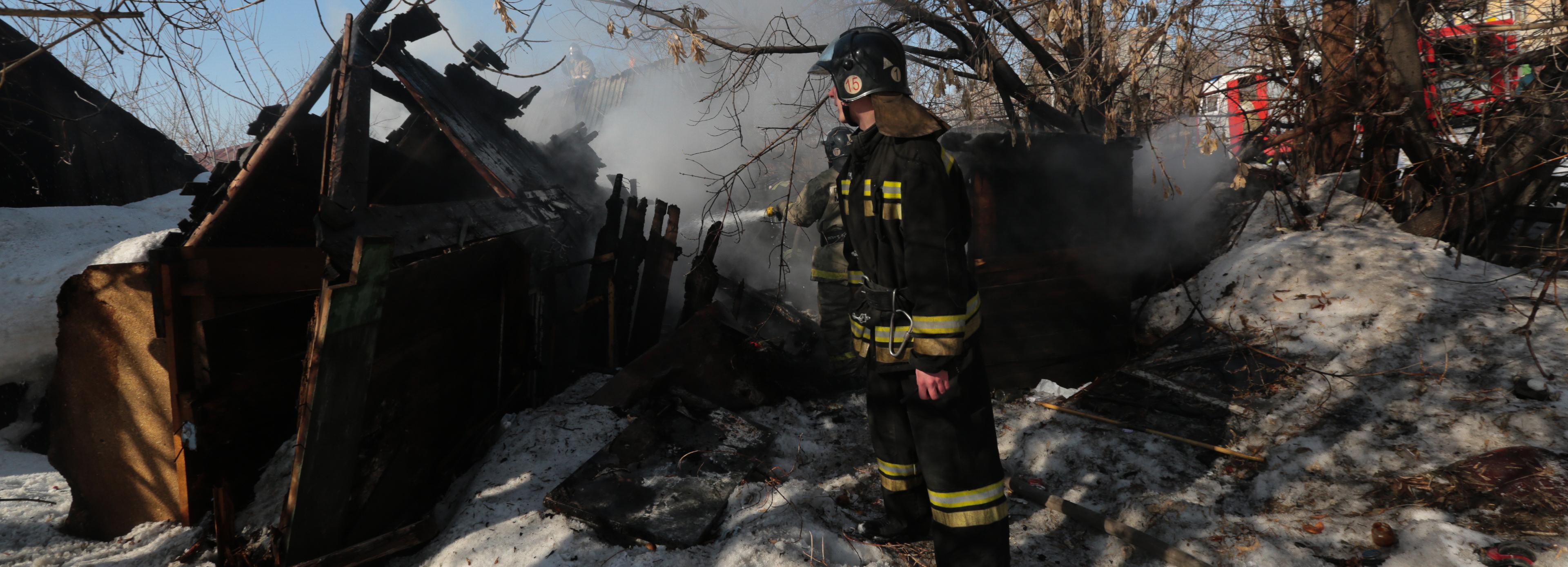У Димитровского моста загорелся дом: огонь перекинулся к соседям