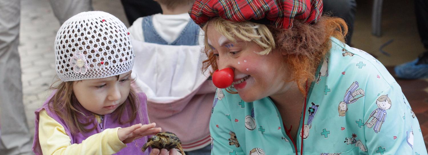 Счастье без грима: как клоуны помогают детям в больницах