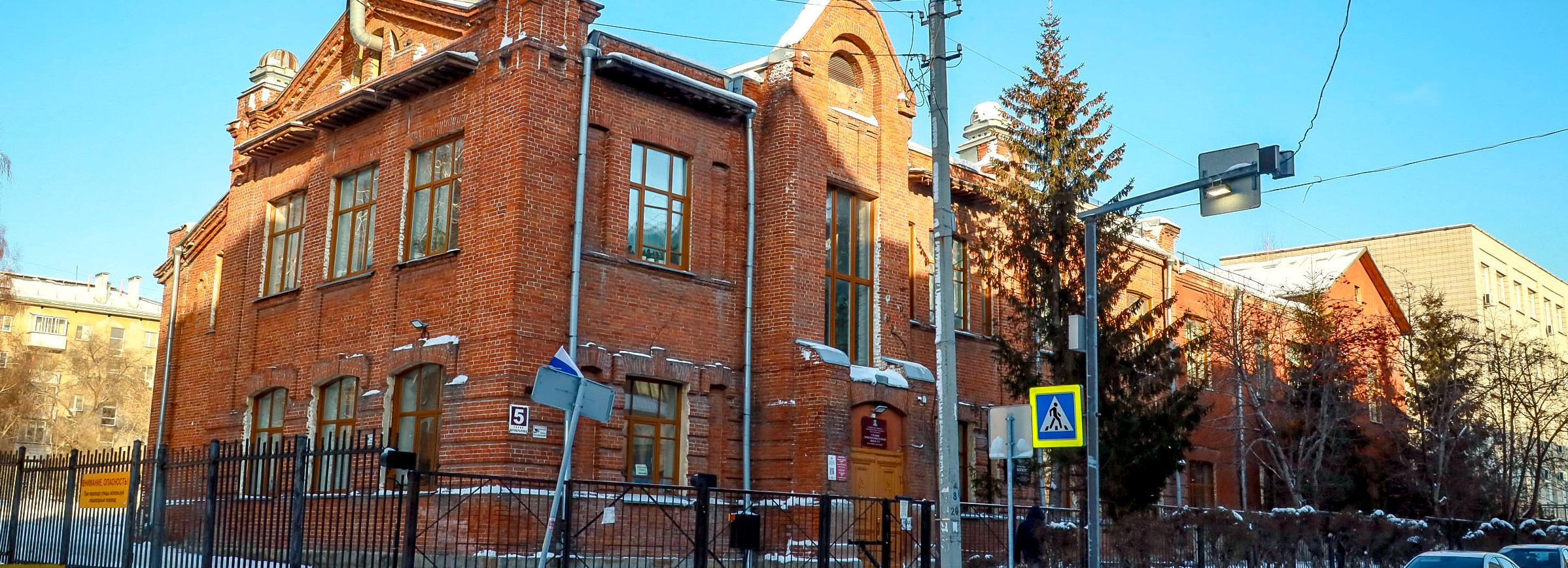 Старейшую школу Новосибирска закрыли из-за трещин в пристройке