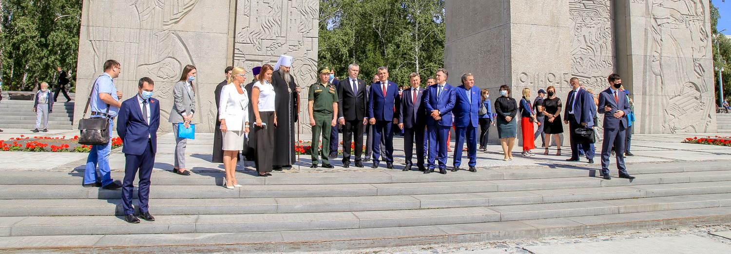 Под вой сирен: Новосибирск на минуту замер в День памяти и скорби