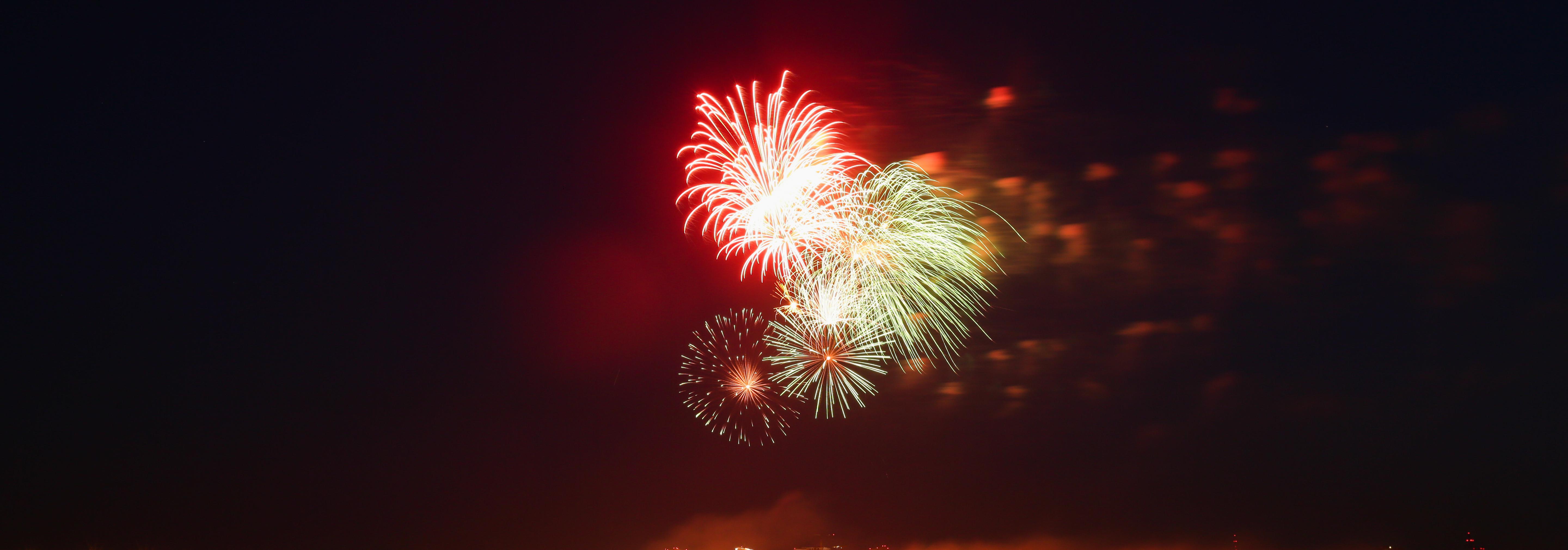 Залпы салюта Победы взлетели над городом: 10 огненных кадров