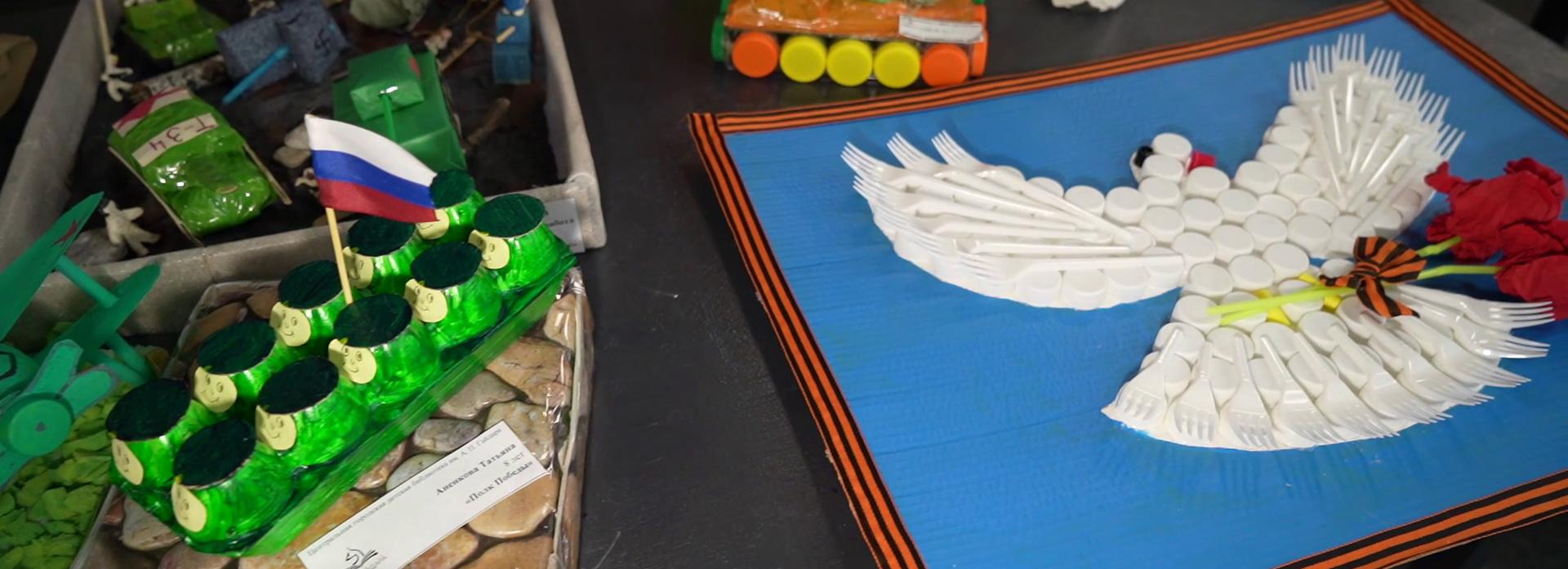 Танк и голубя мира из мусора сделали новосибирцы для конкурса