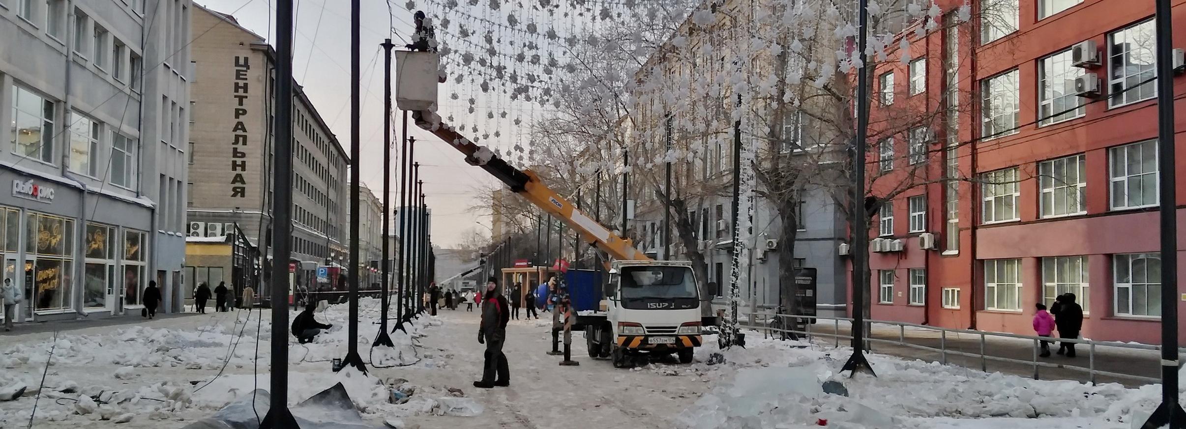 Новогодние декорации разбирают на улице Ленина в Новосибирске