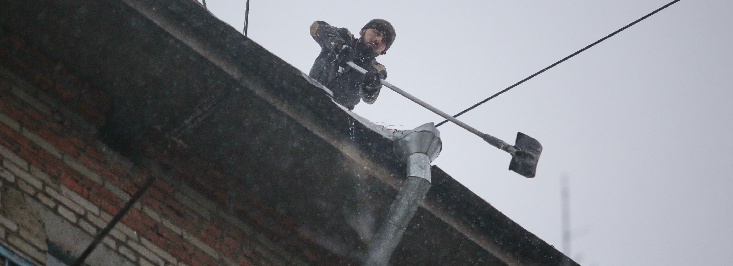 Куда пожаловаться на неочищенную крышу — рассказали новосибирцам