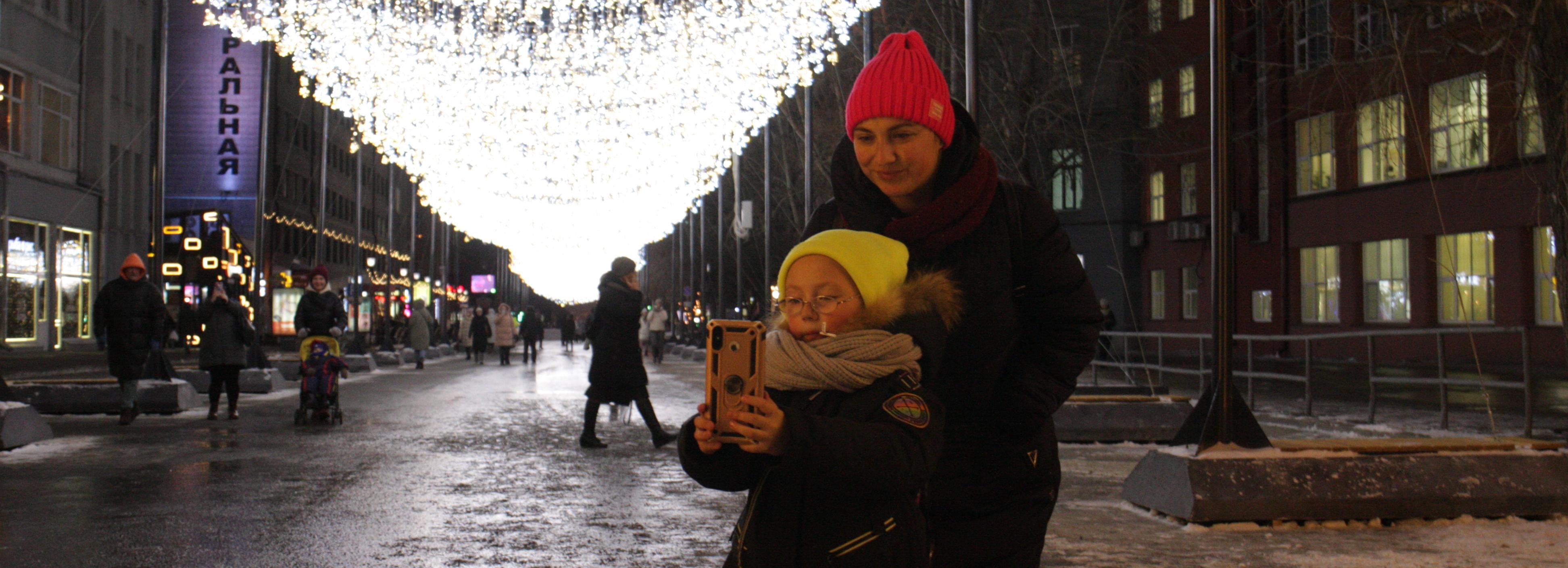 На улице Ленина снимают новогоднее кино с участием прохожих