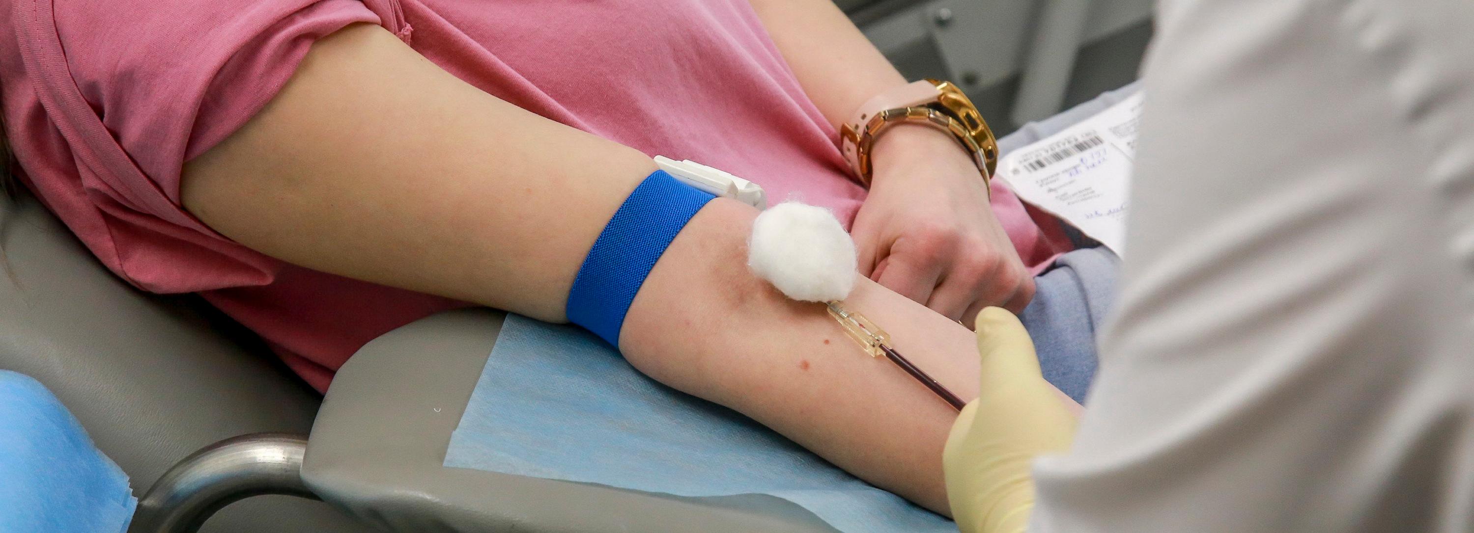 Поработайте кулачком: как берут кровь у доноров в Новосибирске