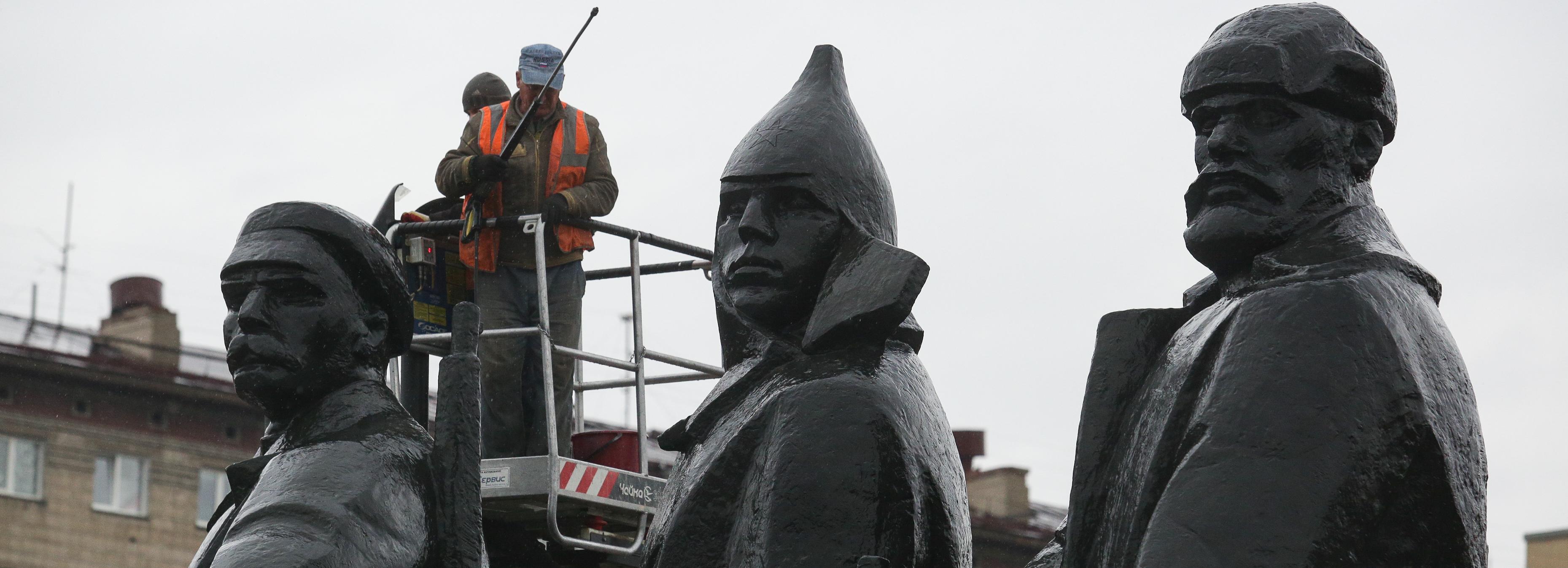 Скульптуры на площади Ленина и ещё 77 памятников обсудят с горожанами