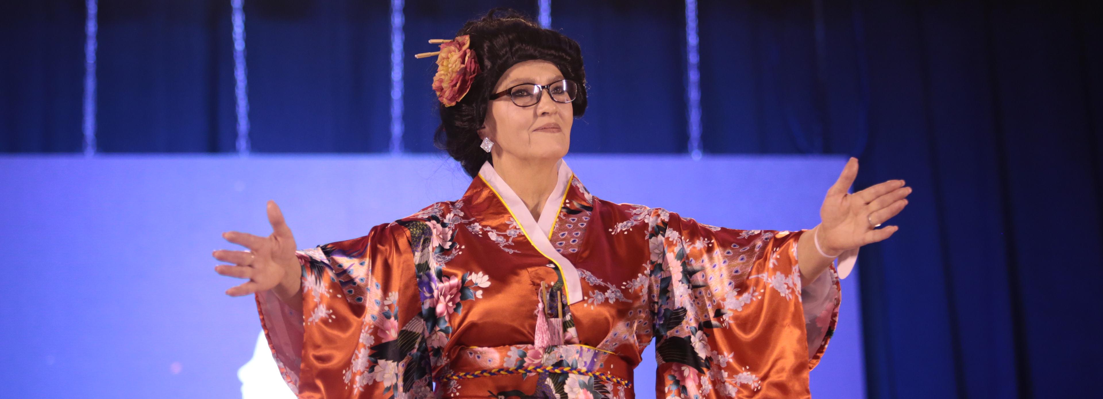 «Люблю наряжаться»: 63-летняя глухая красотка о сланцах, диско и драконах