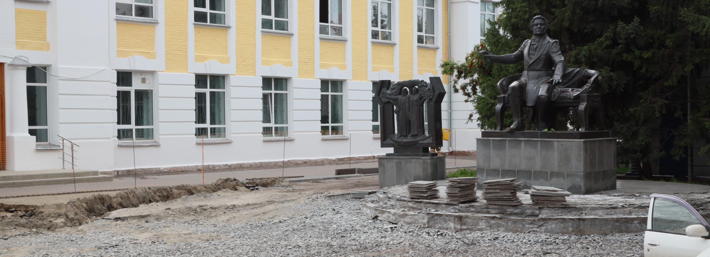 Слой асфальта сняли рядом с памятником Глинке — что происходит