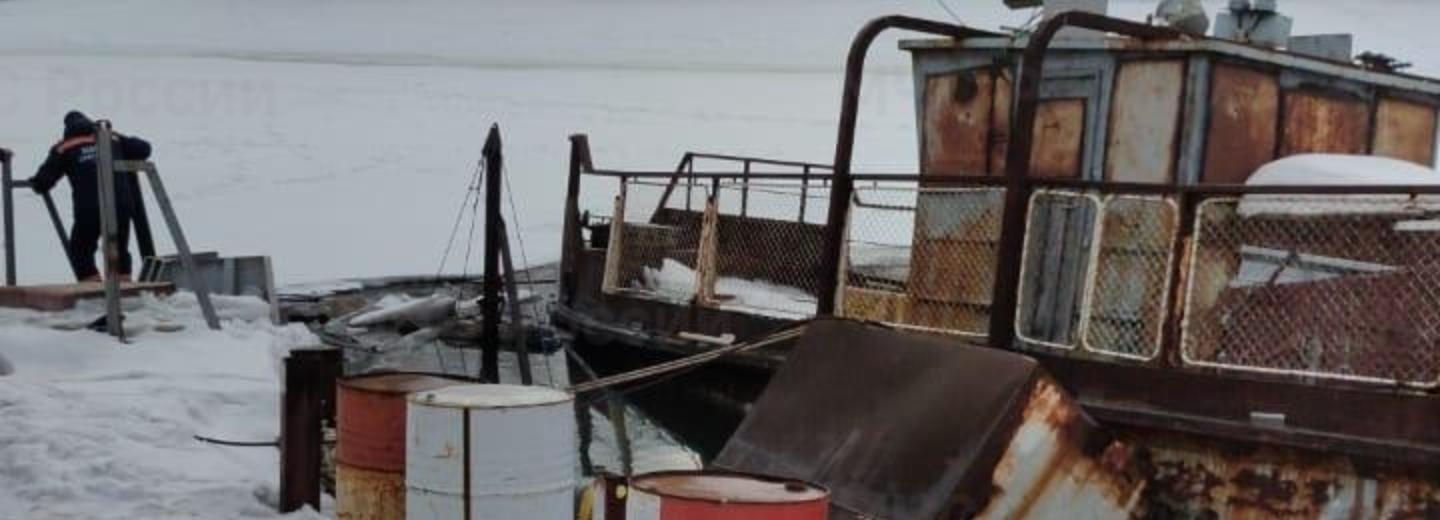 Баржа с двумя судами начала тонуть на Оби — по реке расплылись пятна ГСМ