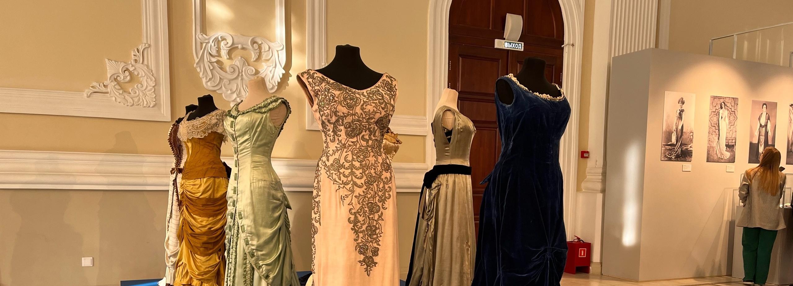 С царского плеча: выставку кутюрье Ламановой открыли в краеведческом