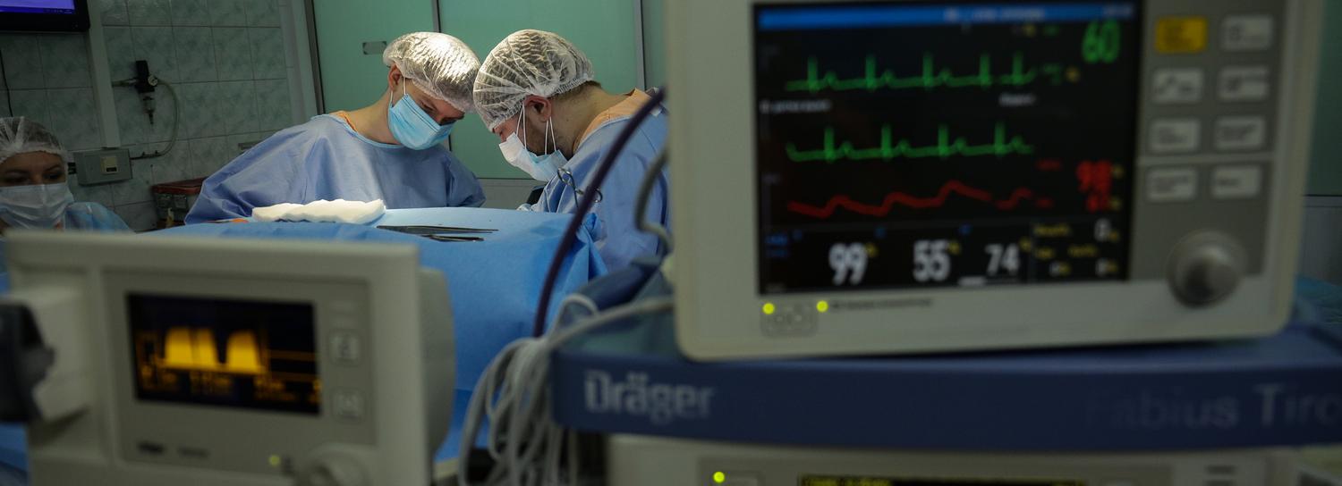 Новосибирские хирурги спасли выпавшую из окна трёхлетнюю девочку