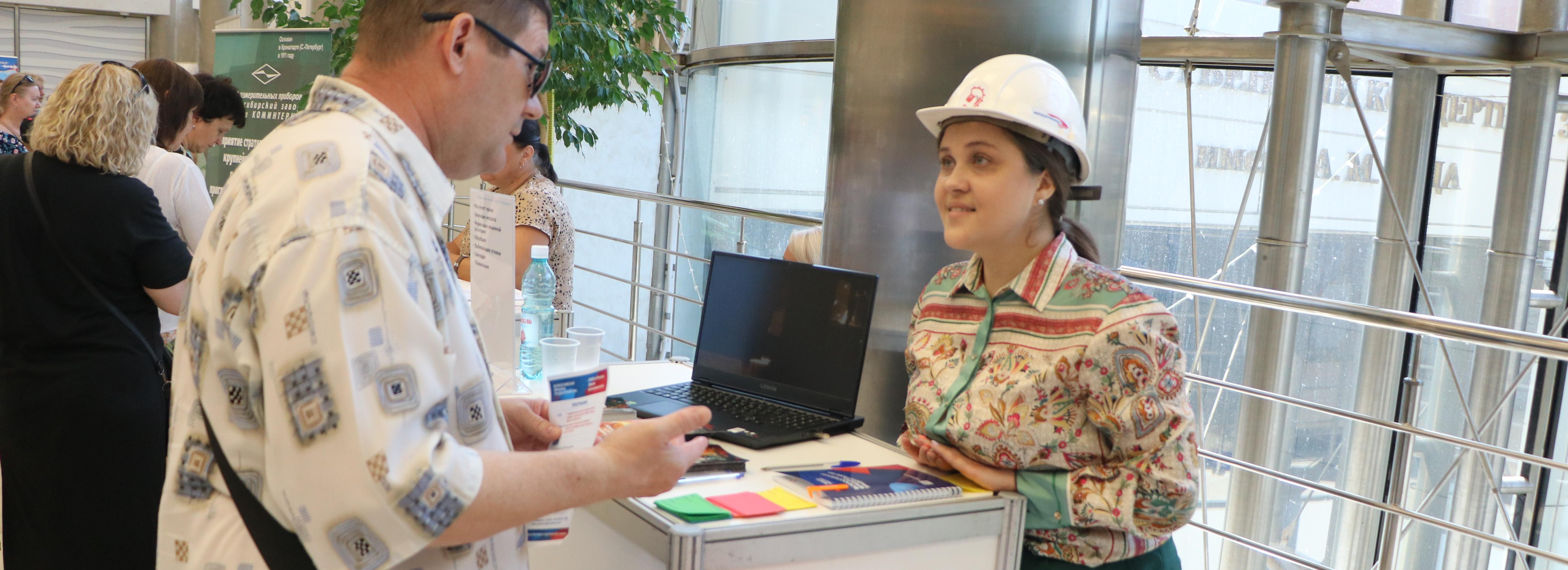 65 тысяч рублей на старте: ярмарку вакансий развернули в зале Каца