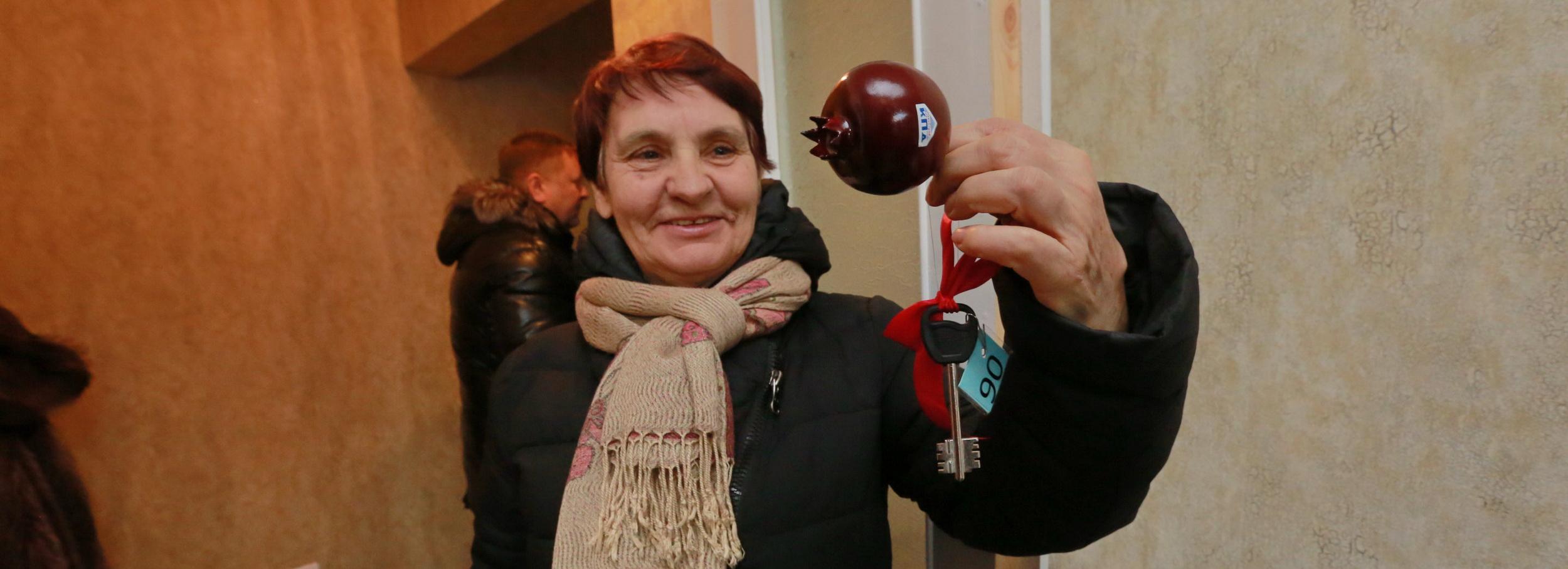 Мэр Новосибирска вручил ключи от квартир 19 обманутым дольщикам