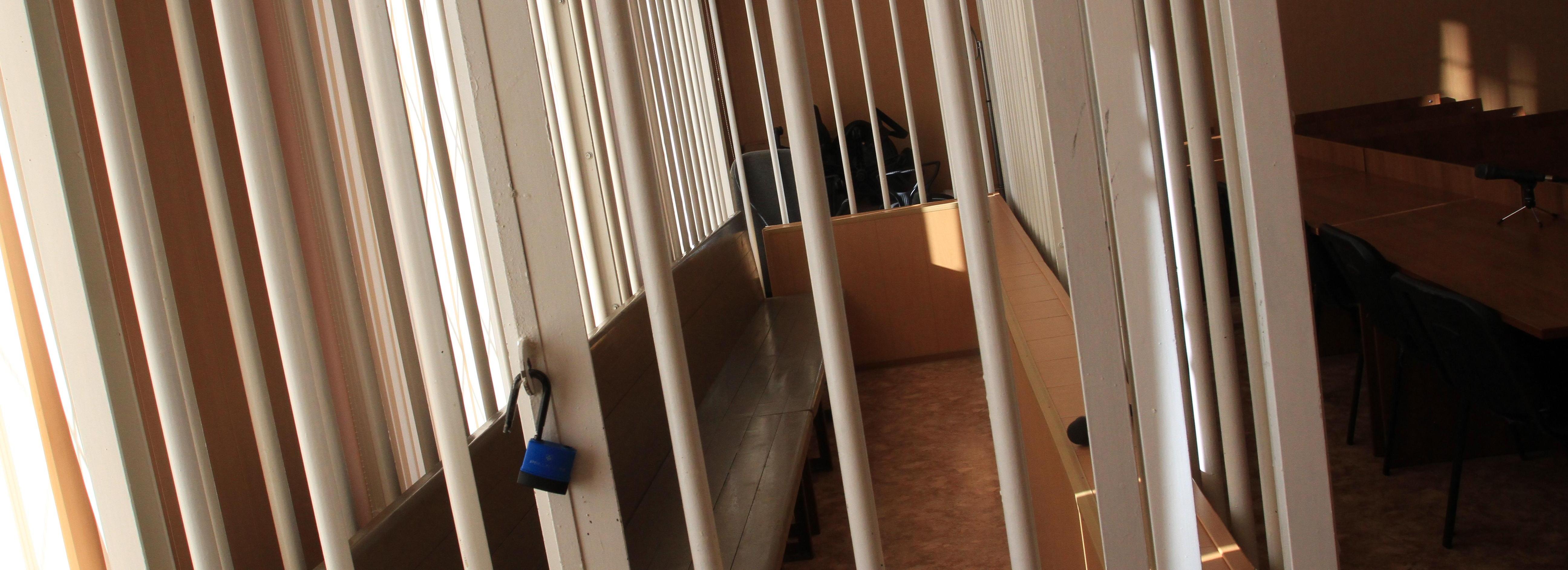 В Новосибирске рядовой получил три года за вымогательство и избиение