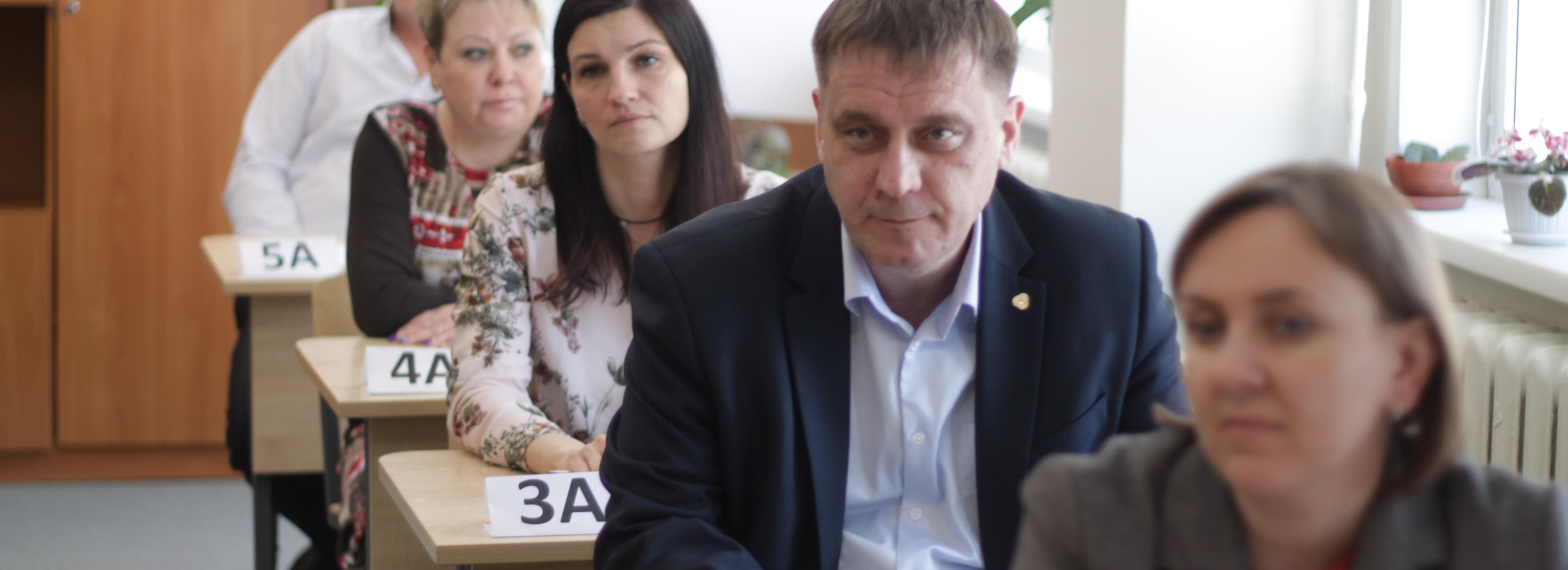 Пробный ЕГЭ: министр Федорчук сел за парту в новосибирской школе