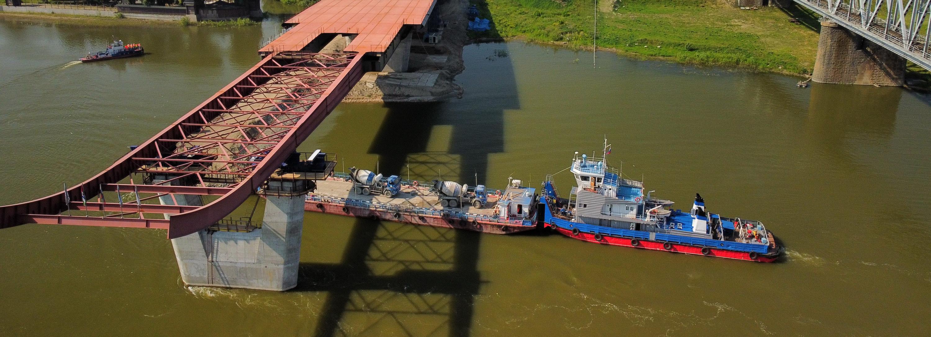 Огромные опоры ЛЭП перенесли из-за стройки четвёртого моста