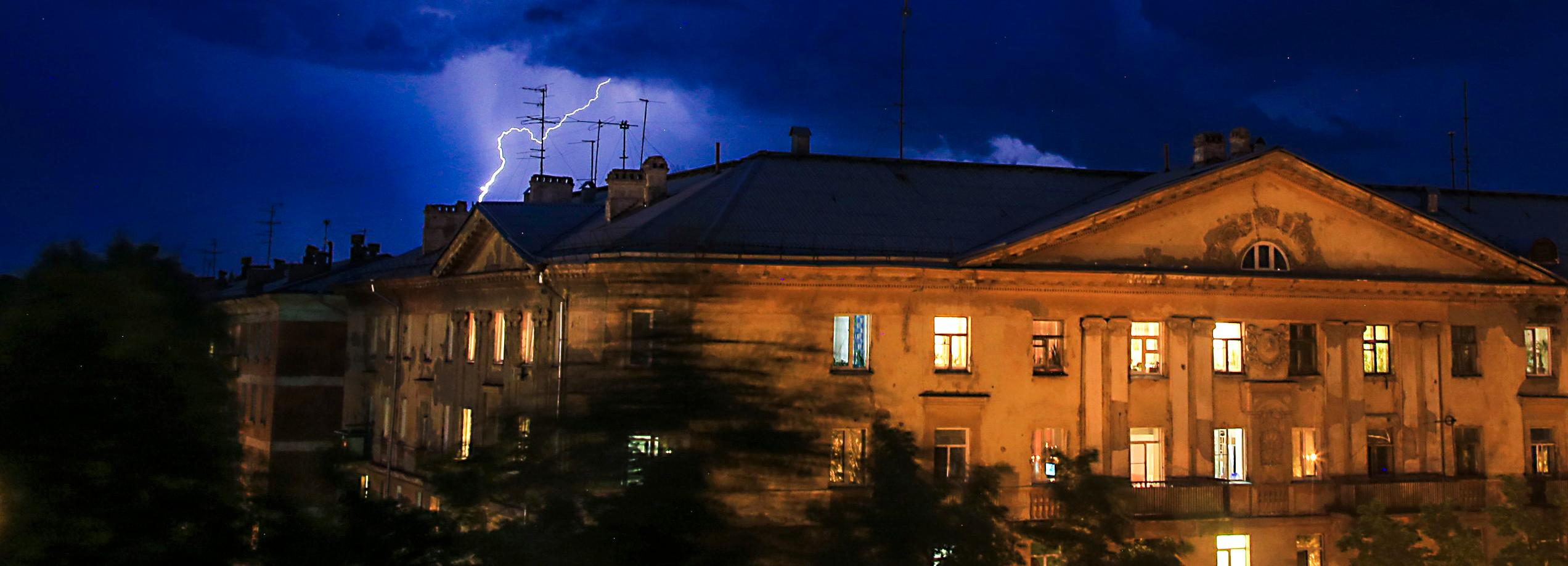 Почему нельзя купаться в грозу — объяснили спасатели