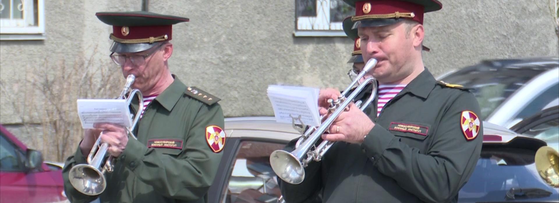 Концерты во дворах ветеранов устраивают ТОСы в Новосибирске