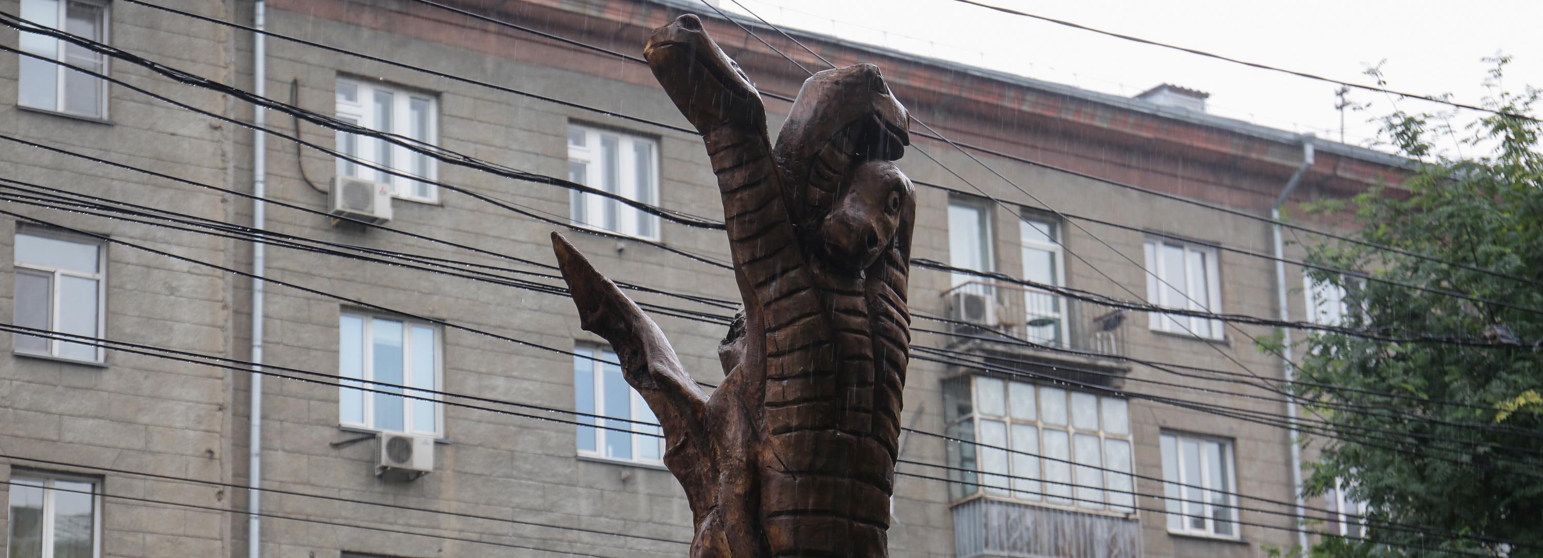 Депутат превратил старый пень на улице Новосибирска в Змея Горыныча