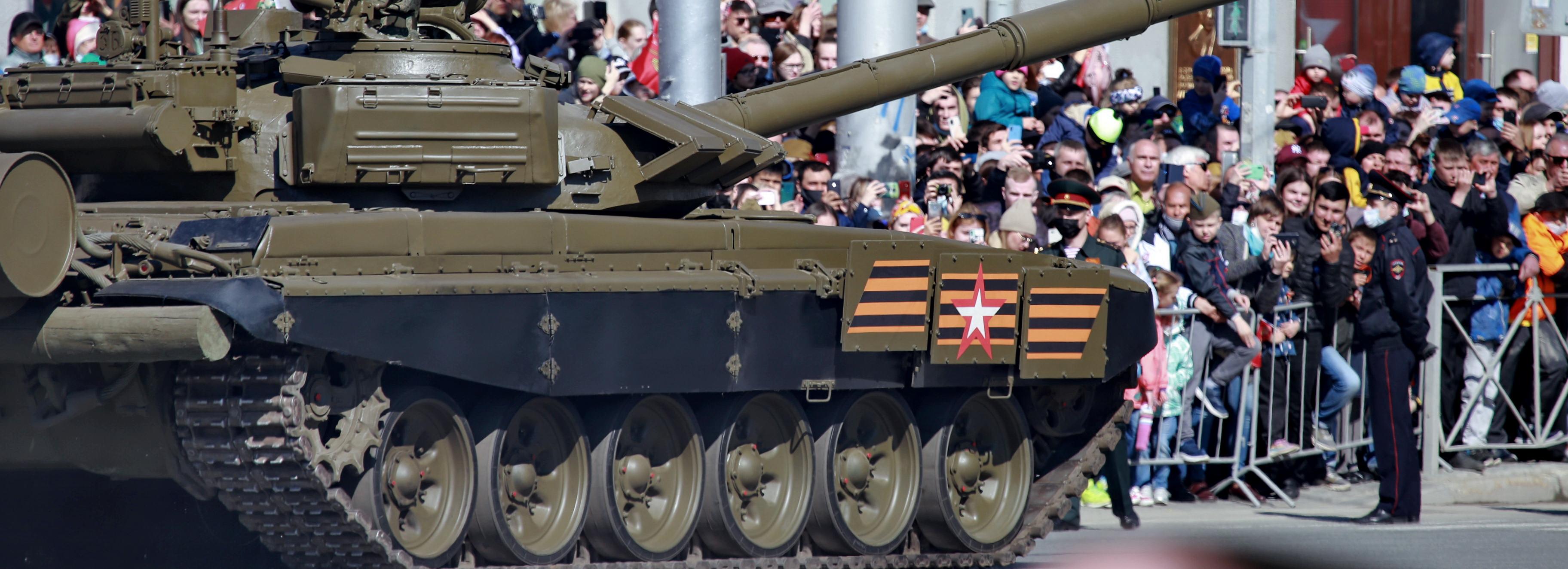 Как прошёл парад Победы на площади Ленина: 50 настроенческих кадров