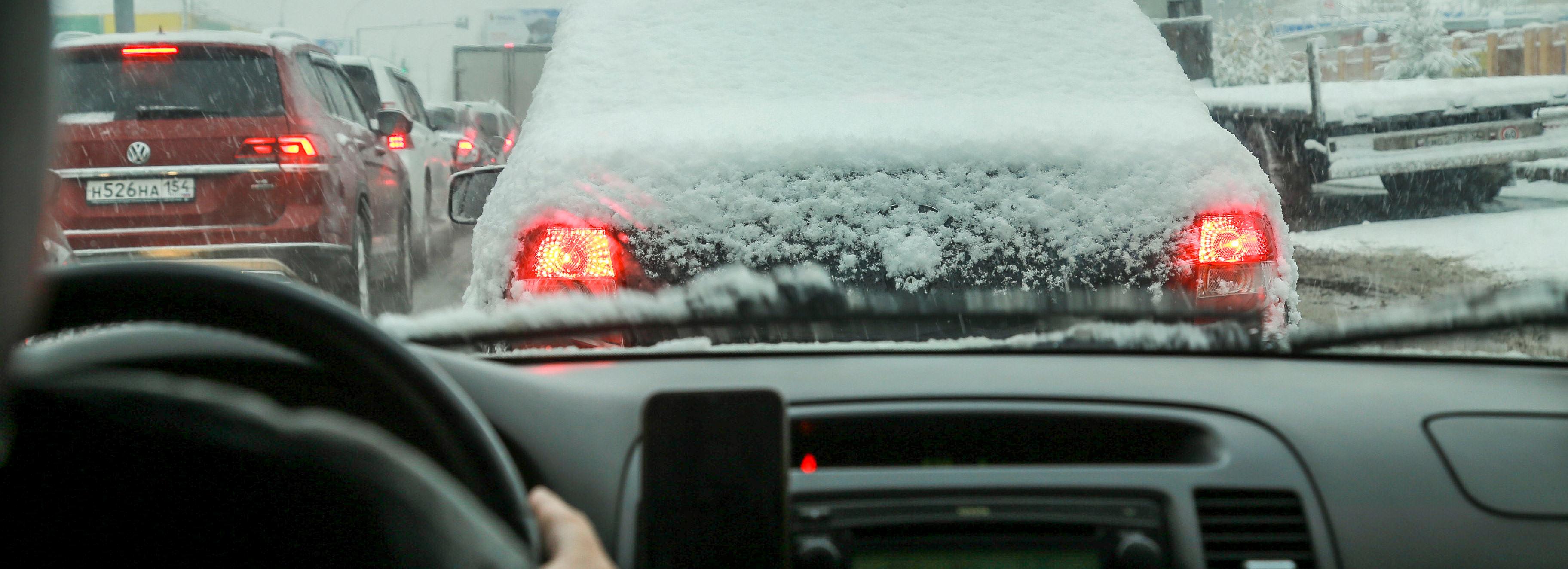 О штормовом ветре и мокром снеге предупредило новосибирцев МЧС