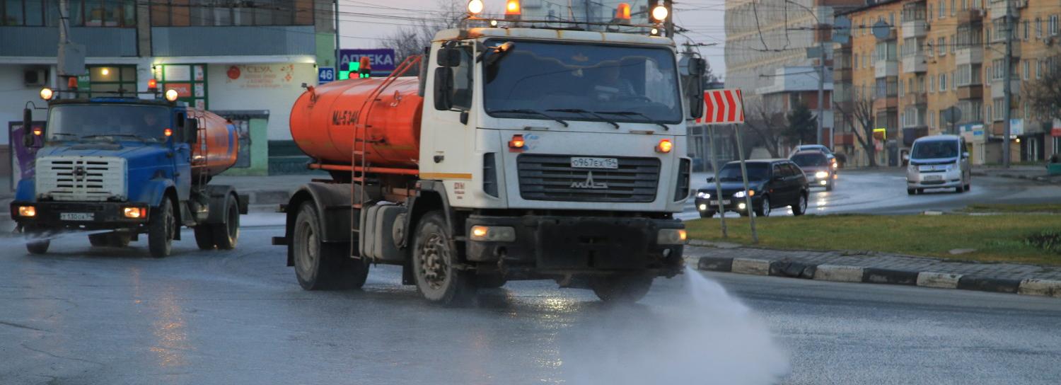 Мэр попросил не обливать водой прохожих при уборке улиц Новосибирска