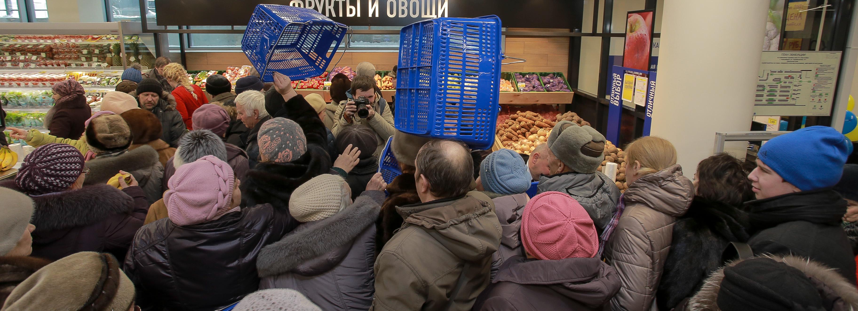 Новосибирцы опустошают полки с консервами и крупами в магазинах