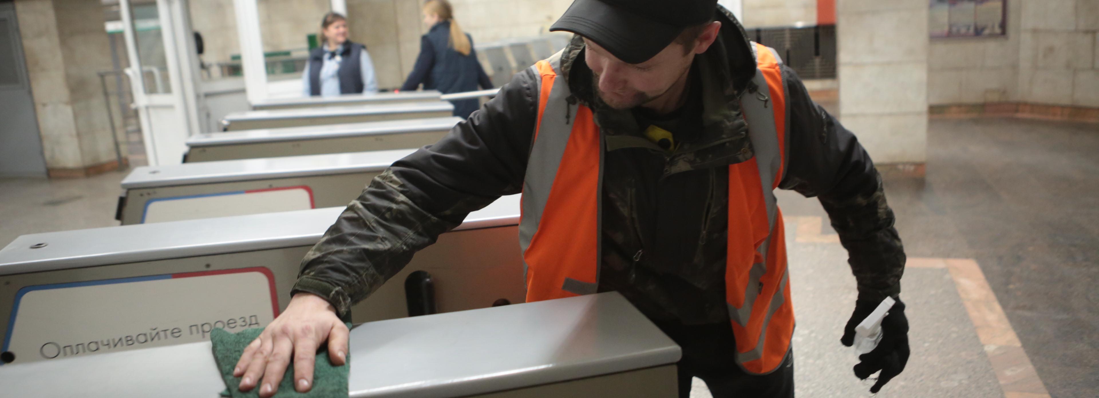 Здесь берутся за ведро и тряпку по ночам: как моют метро Новосибирска