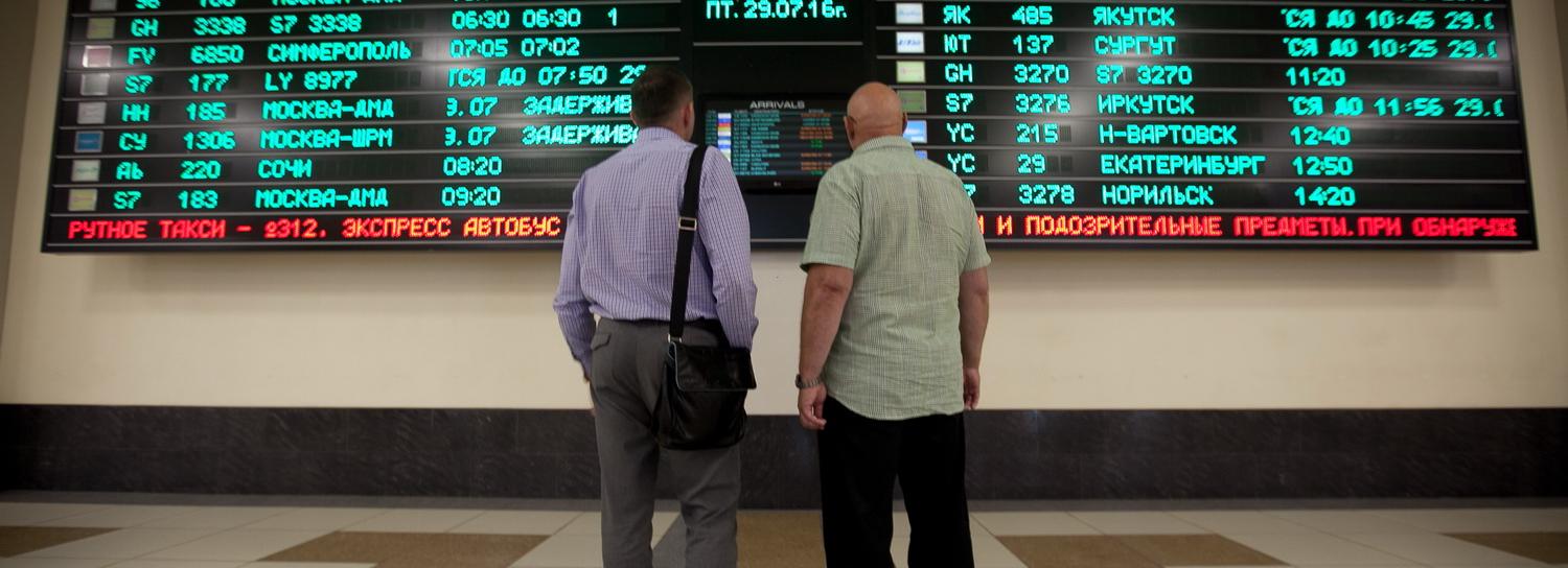 В здание аэропорта Толмачёво можно теперь войти только через одну дверь