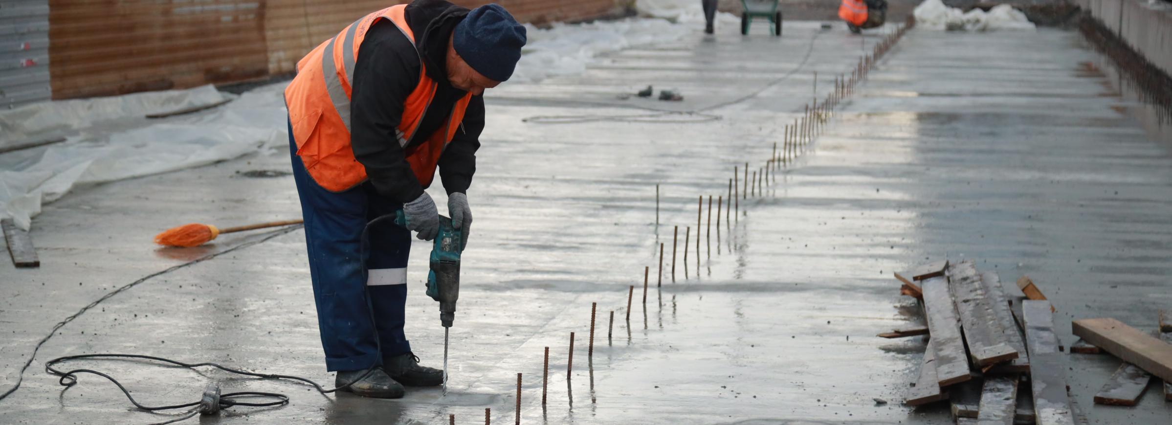 Выравнивающий слой асфальта укладывают на путепроводе на улице Фрунзе
