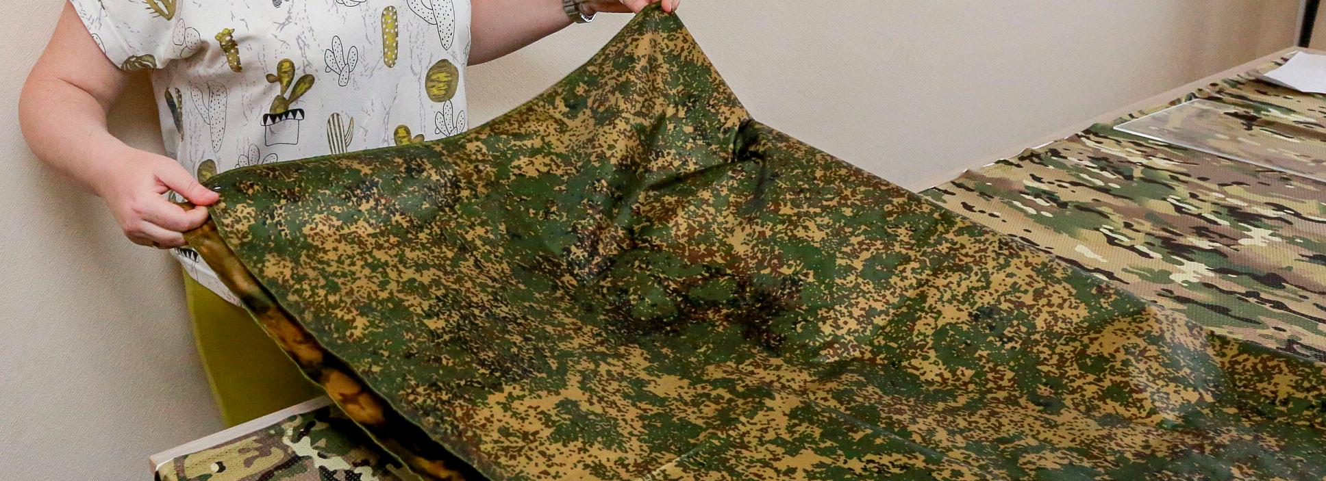 Новосибирцам на СВО вручили антитепловизорные накидки