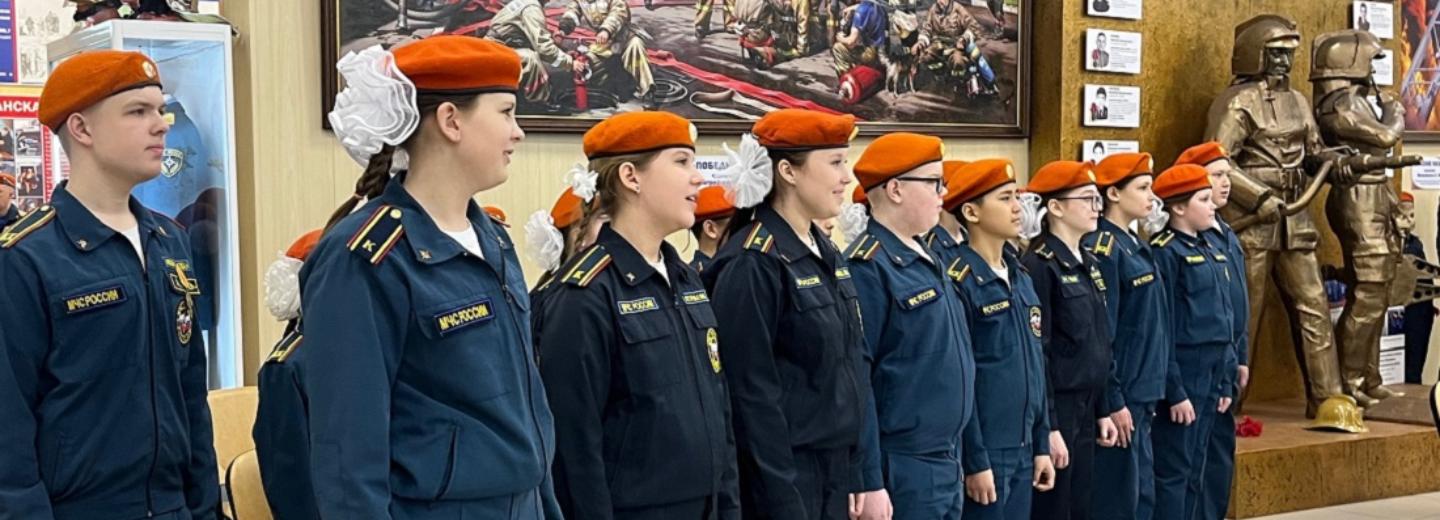 «Не хочу сидеть в офисе»: 30 сельских школьников стали кадетами МЧС