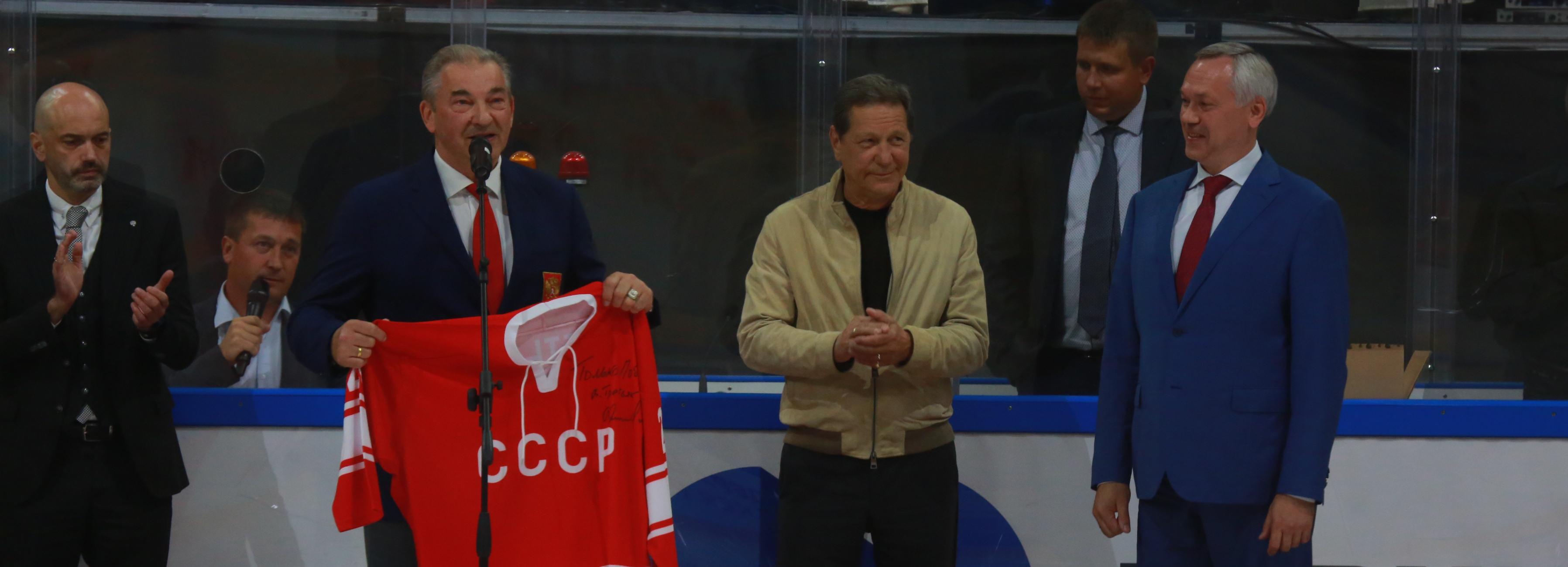 Владислав Третьяк подарил свою счастливую майку новому новосибирскому ЛДС