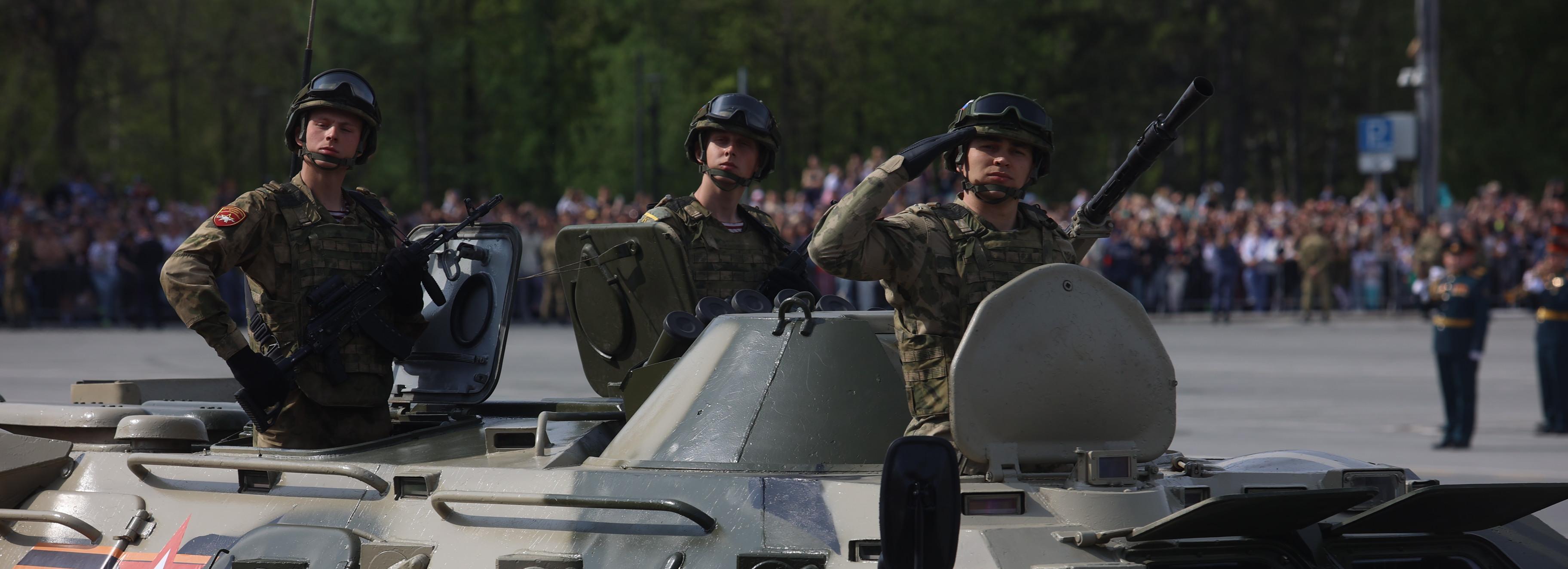 Крупный парад в честь 80-летия Победы прошёл в Новосибирске: фоторепортаж